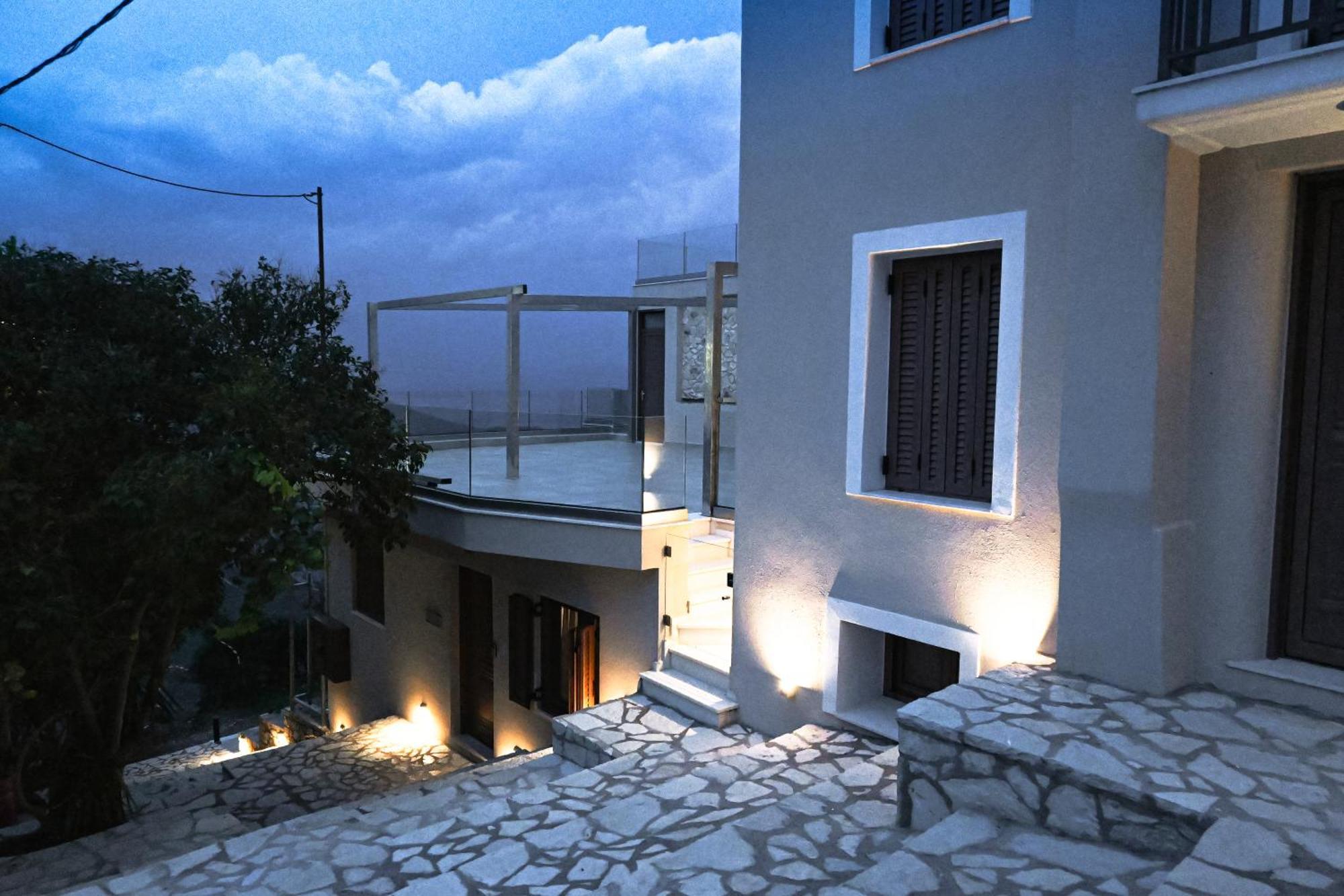 Komody Delphi Exterior photo